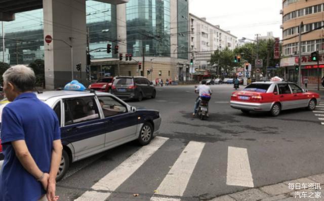 路口转弯别大意稍不留神扣8分 老司机也容易出错