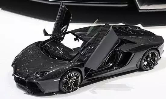 蘭博基尼 aventador(參配, ,詢價) lp700-4 模型車起價就得 350 萬