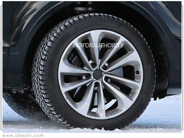 宾利新款添越路试谍照 搭3.0T混动系统外观调整