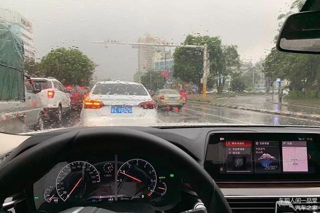 雨天开奔驰真实照片图片