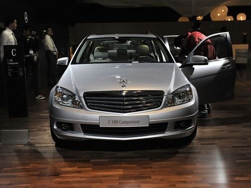 一句话点评:30万左右的奔驰轿车,虽说尺寸小了点,但是三叉星的品牌