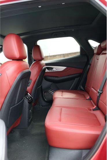 红/黑双色搭配 东风风行全新SUV内饰谍照