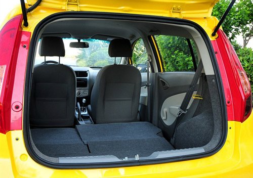 新赛欧内部有多大24处的储物格供驾乘者使用,三厢版车型的行李箱空间