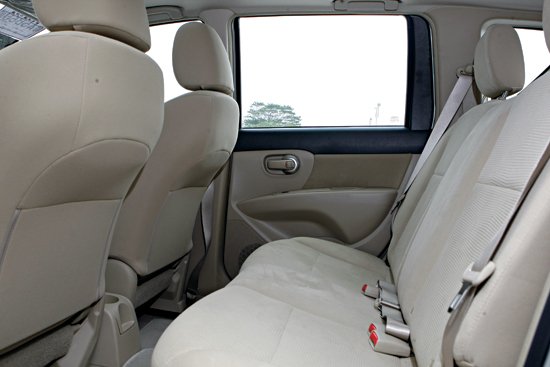 轿车后排安全带如何系 骊威后排保险带