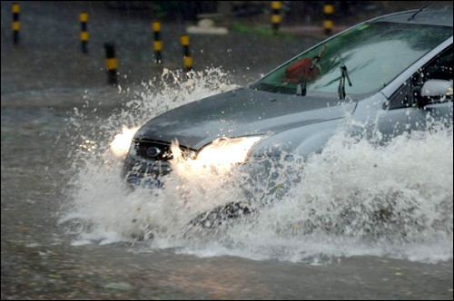 车辆遇水逃生自救攻略头脑冷静能救命