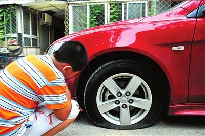 小區17輛車胎被扎 物業稱未收停車費拒賠