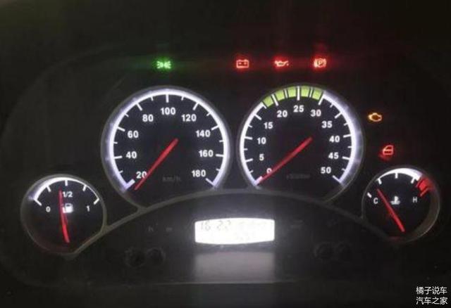 仪表盘这个灯亮了 不要着急停车 更不能马上熄火