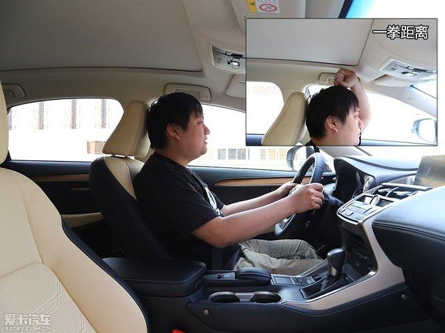 身高180cm的体验者坐在前排调整好坐姿后,头顶仍有一拳左右的空间剩余