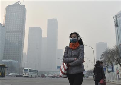 昨日,一名戴口罩的行人在雾霾下的北京街头行走