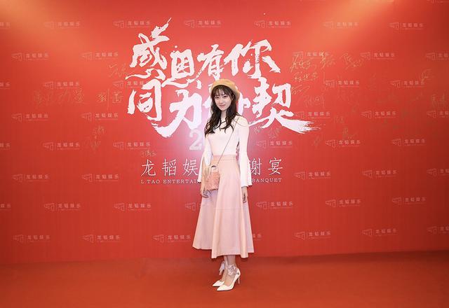 龙韬娱乐感恩答谢宴 黄子韬遛狗乖巧变“奶爸”