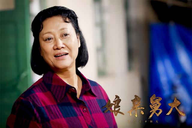 冲动,善良的姚彩玲由演员黄曼倾情演绎,身处佟姚两家的恩怨之中,经历