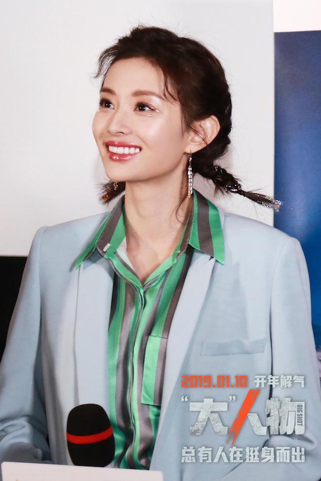 首映好评不断提档1.10 电影《“大”人物》解气燃爽开年