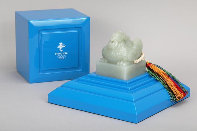 2022冬奥会纪念玉玺图片