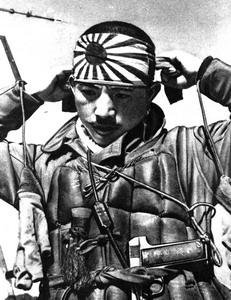 日军飞行员头系战旗布条以示"忠勇"