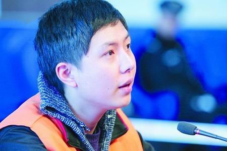 方伟在法庭上接受审判.记者许俊文图