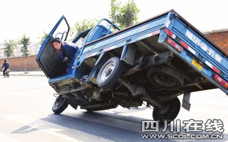 这位哥子胸开农用三轮车在王贾路上耍漂移