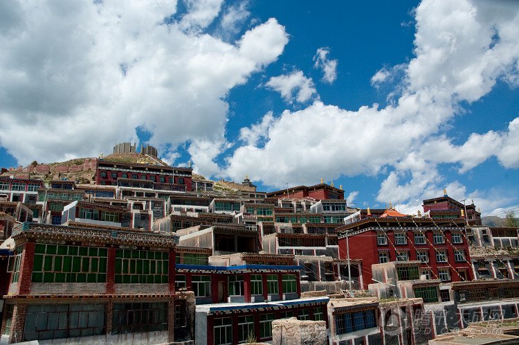 青海玉树州结古镇全景