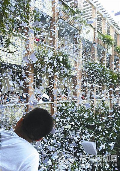 南充某中学高三学生撕书减压 场面壮观(图)