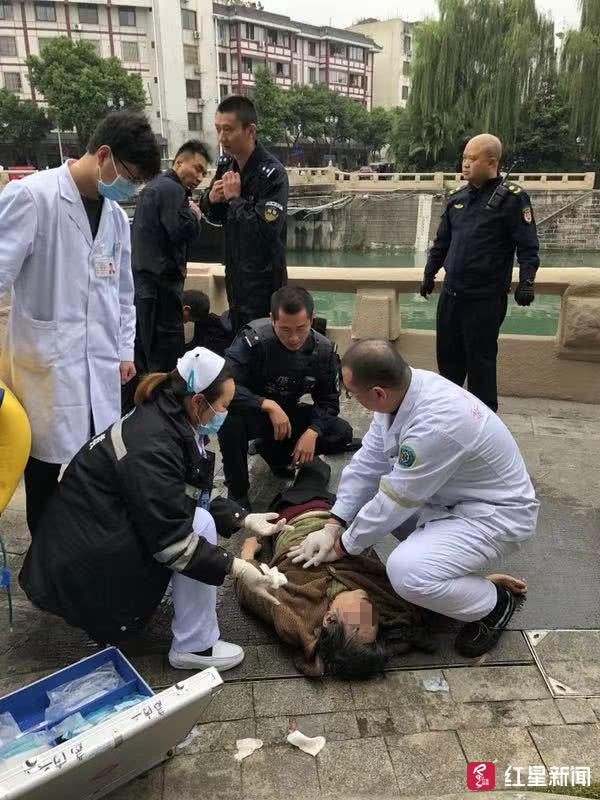溺水老人不幸死亡 目击者:事发前老人坐在河边哭