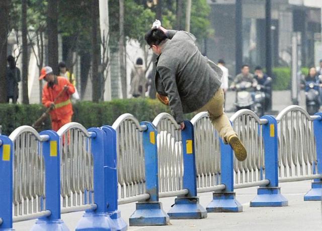 3月30日,市民翻栏杆横穿马路