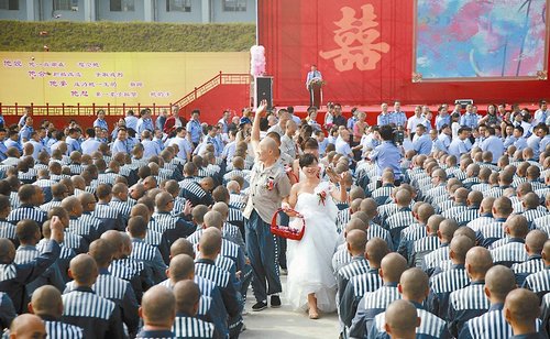 峨眉一监狱举办集体婚礼 促进服刑人员积极改造