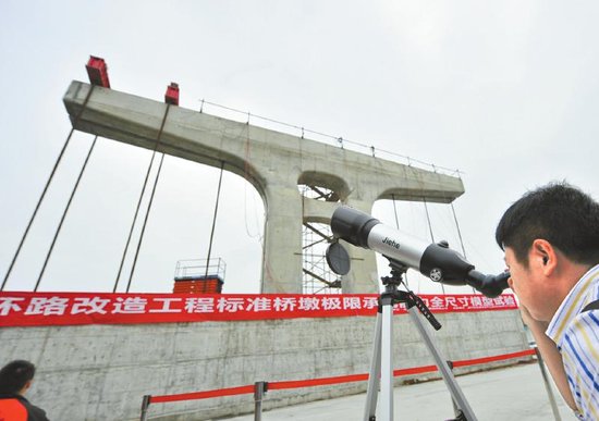 新二环桥墩承载试验 2800吨压顶"纹丝不动"