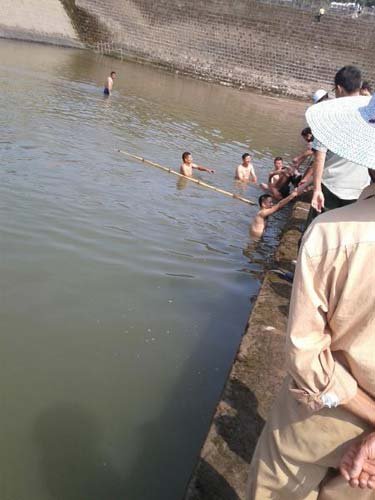 资讯频道 热点话题 正文 落水: 4小孩溺水河边男孩裸身喊救命 昨日