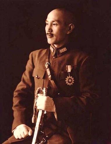 蒋介石并非秃头:全台湾学生曾被"中正头"