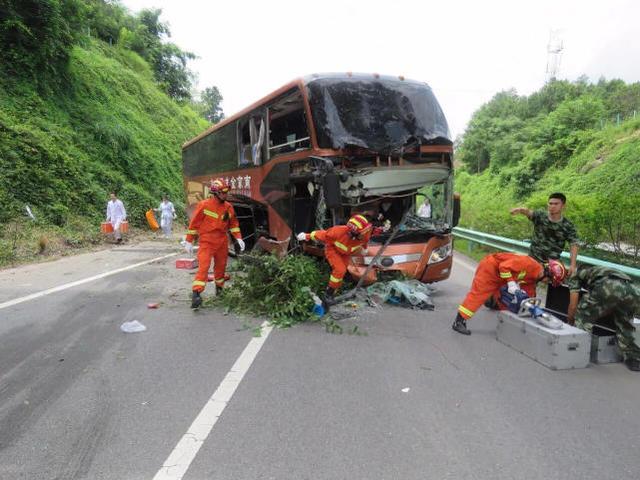 大巴车高速出车祸车头严重变形 乘客:途中更换司机