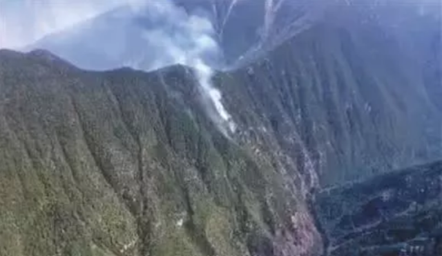 四川木里森林复燃 900余名扑火人员赴火场