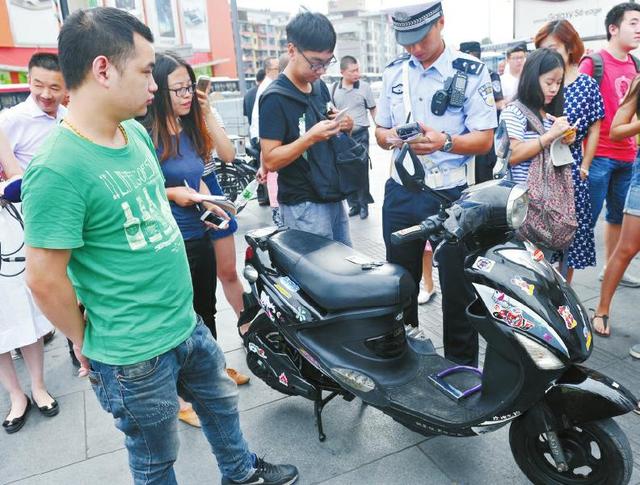 7月1日,跳傘塔路(河蟹)警對無牌超標電動車騎車人進行處罰.