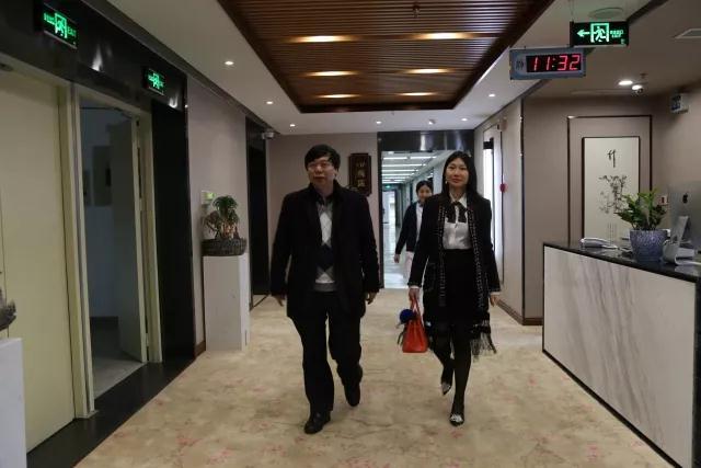 英国剑桥科创孵化园中国中心主任王丽洁女士莅临银海眼科医院参观访问