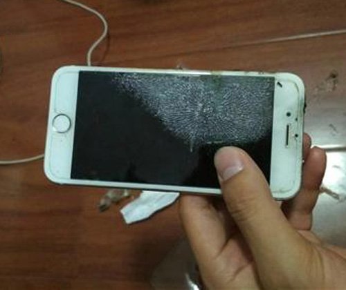 成都市民凌晨卧室惊魂:床头iphone冒烟了