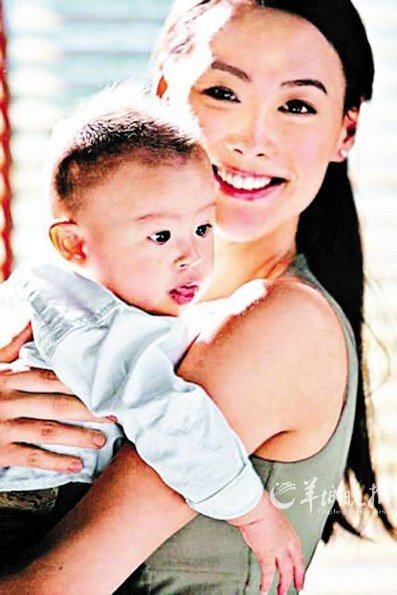 梁洛施与大儿子李长治