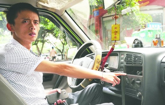 计价器被盗后留下一个"空洞,出租车司机周礼貌感到很无奈 成都商报