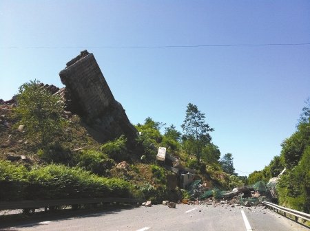 成雅高速最高天桥垮塌原因系山体滑坡