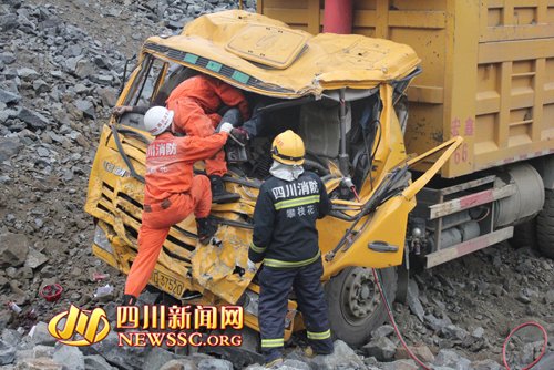 攀枝花米易县一货车翻下10米陡坡司机当场身亡