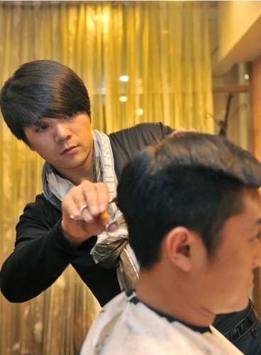 成都一34岁美发师 "金剪子"剪出百万年薪