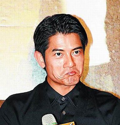 聆听问题时眼神放空,搞笑瘪嘴,挤出饱满双