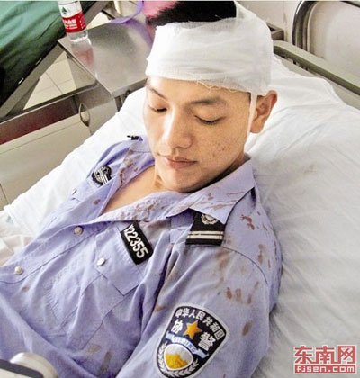 两协警查酒驾男子险遭割喉