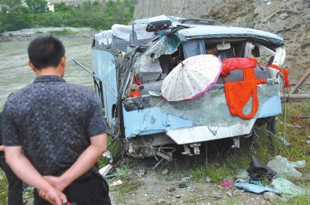 再往下就是接近90度的斜坡,湍急的岷江河面离坠崖客车仅有7米左右