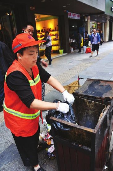 环卫工人遭人扔垃圾吐口水 受气多靠忍