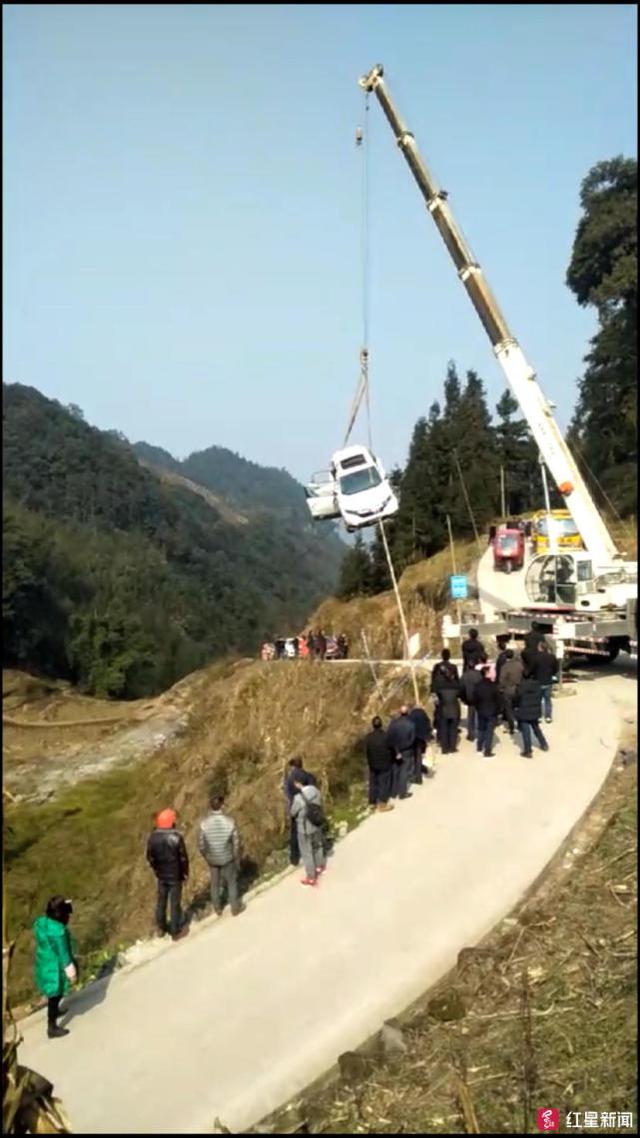 宜宾村堵现象普遍司机驾车冲出路基致父亲死亡