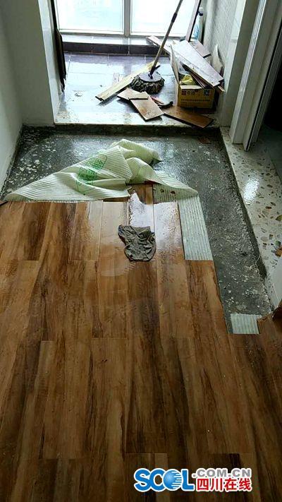 被淹的客厅地板