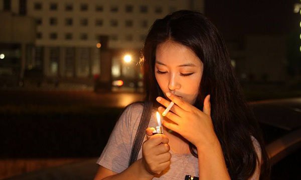 抽烟喝酒的图片女生图片