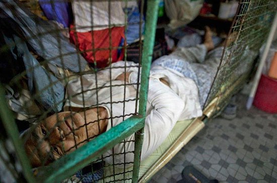 实探香港笼屋生活 大陆穷人完败香港穷人