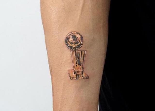 纪念生涯首冠 麦基右臂文上奥布莱恩奖杯