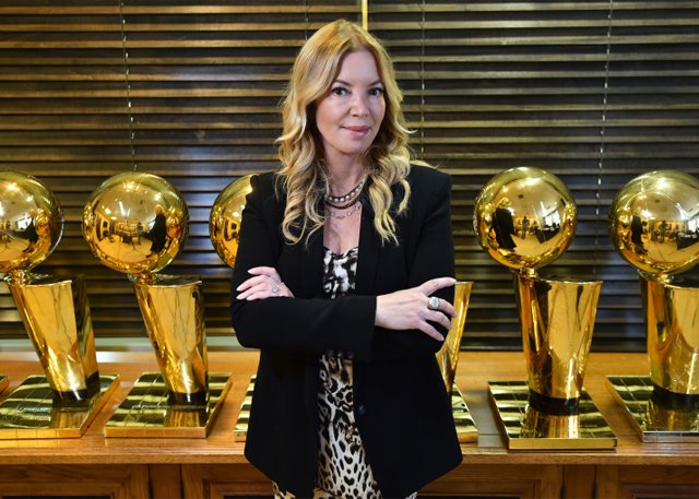 珍妮-巴斯被评为南加州最具影响力的体育人