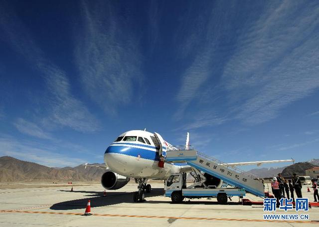 中国国际航空公司一架空客a319试飞飞机平稳降落在西藏日喀则机场