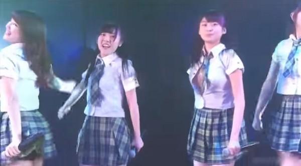 漏胸了!AKB14岁成员舞台意外走光